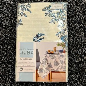 Shiloh floral tablecloth . New in original packaging from JC Penney home